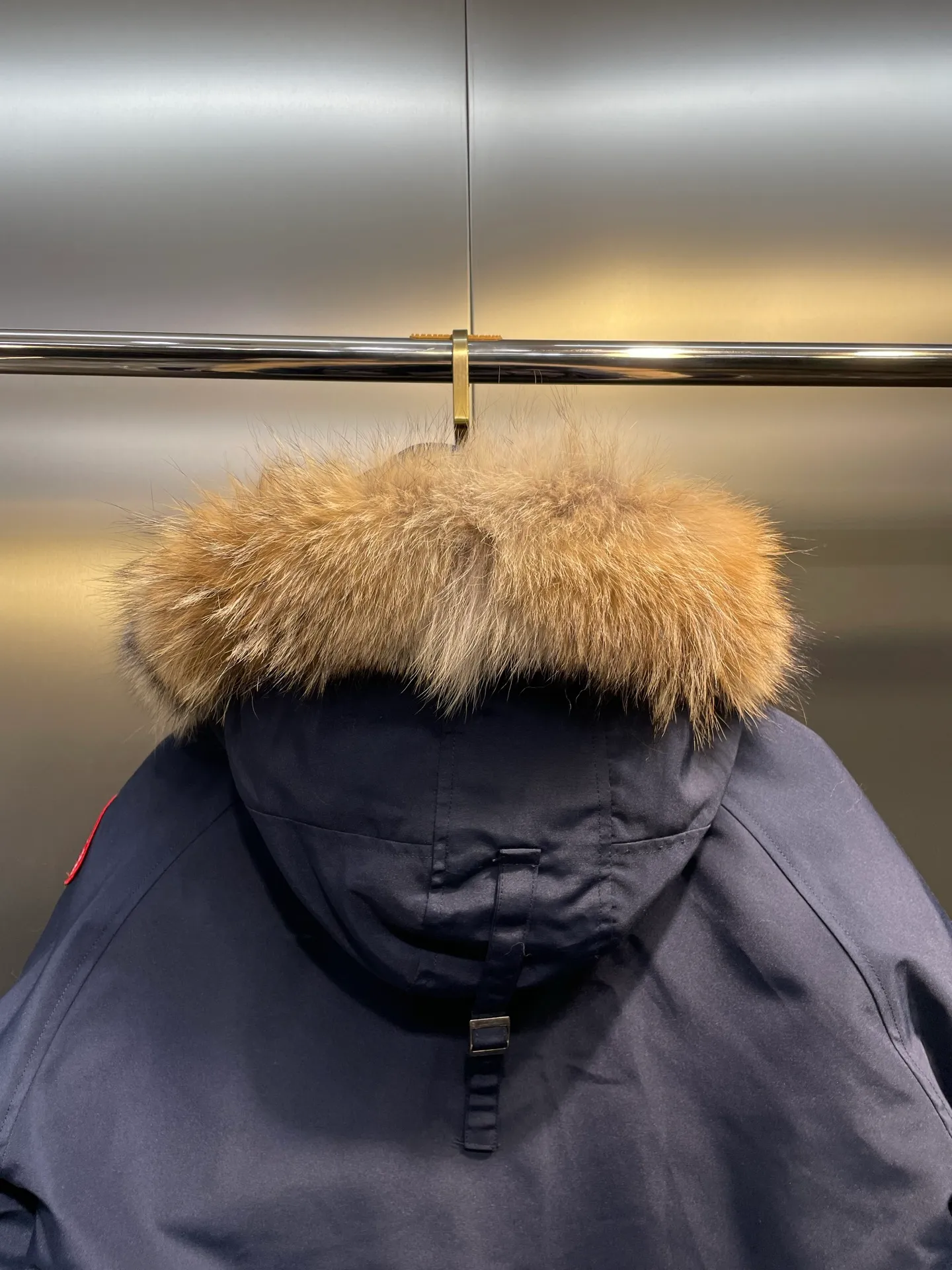 P780 high-end version Canada Goose Canada Goose #Chilliwack 7999M bomber jacket short down jacket/01 model #Men and Women Same Style# ➖ Genuine synchronous anti-counterfeiting chip sensor! ➖ Imported 21S polyester-cotton blended original fabric [last year’s 16S/18S hard fabrics have been completely eliminated, this year all use 21S genuine synchronous fabrics, the soft mid-strap feels delicate and textured], genuine synchronous Feather-Light 10D waterproof coating fabric, made of 84.5 polyester fiber and 15.5 cotton, 100% the best feel in the entire network! ➖ The genuine official website is synchronized with the national standard 80 white duck down, you can check the official website customer service, there will never be a series of misleading claims such as 90 down or goose down! ➖ Using the best nylon lining with double double-layer sealing design, velvet-proof No. 7 needle + grid-filled down ready-made garments, there is 100% no so-called velvet running! ➖ The cuffs are designed with thickened seamless threads, and the collar and pockets are lined with top-quality polar fleece to keep you warm and comfortable! ➖ Yoshida YKK provides original custom-made electroplated sliders. YKK two-way lockable zippers are tight and smooth and will not peel off paint! ➖ 3M composite guarantees that the Velcro is the same as the original, durable, and all accessories and hardware are custom-made! ➖ Imported BEHRINGER embroidery machine to customize the 10,000-needle embroidery logo, 98% of which can be reproduced to restore the original logo. You can check and compare on the official website! ➖ The fur collars are all made of large pieces of Western Canadian blue wolf hide, ensuring that each fur collar is 13-15cm wide!   Size:XS-XXL